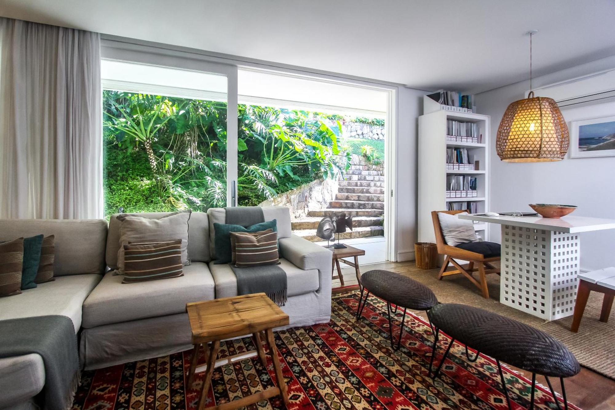 Tropical Contemporary Suites Парати Екстериор снимка