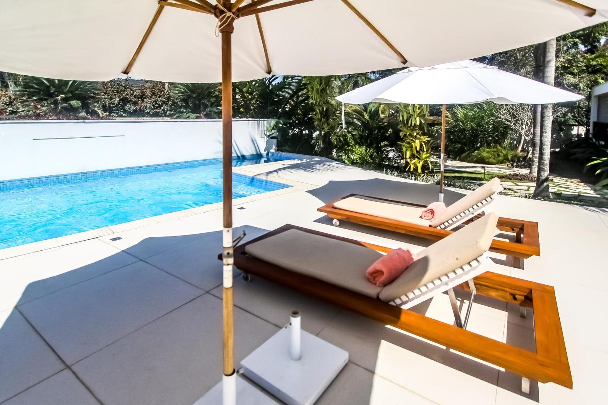 Tropical Contemporary Suites Парати Екстериор снимка