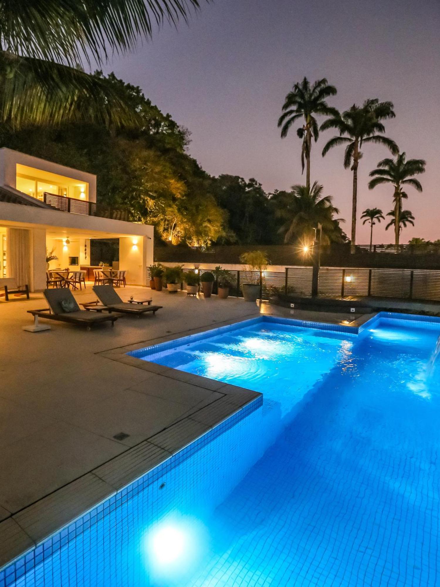 Tropical Contemporary Suites Парати Екстериор снимка