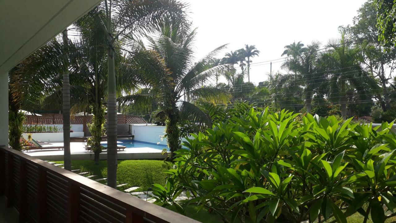 Tropical Contemporary Suites Парати Екстериор снимка