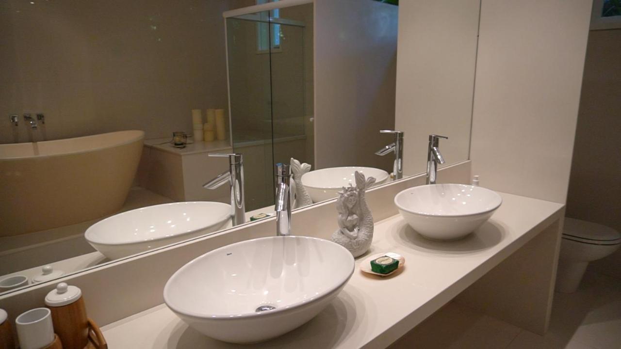Tropical Contemporary Suites Парати Екстериор снимка